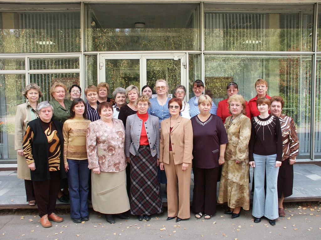 Коллектив библиотеки сентябрь 2005г..JPG